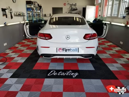 Auto-Aufbereitungs-Werkstattboden mit Firmenlogo
