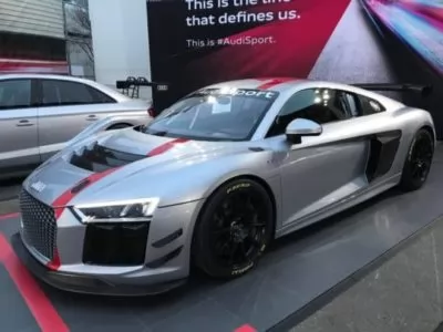 Auto-Podium mit Carbon-Effekt