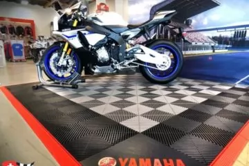 Bodenausstellung-Motorrad-mit-Logo