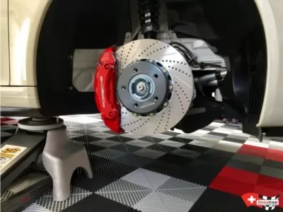 Auto Bremssystem auf Paddock Bodenplatten