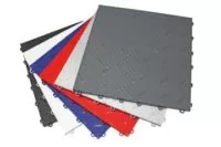 Die aufsteckbare Polypropylen-Bodenplatte Diamondtrax ist eine Platte mit einer soliden Struktur in gerippter Aluminiumoptik.