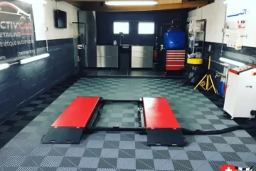 Detailing-Center-Boden mit zentralem Aufzug auf Swisstrax-Platten