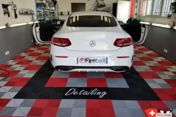 Detailing-Werkstattboden mit Firmenlogo