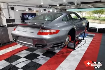 Installation einer zentralen Brücke in einer mit Swisstrax-Platten ausgestatteten Detailing-Werkstatt
