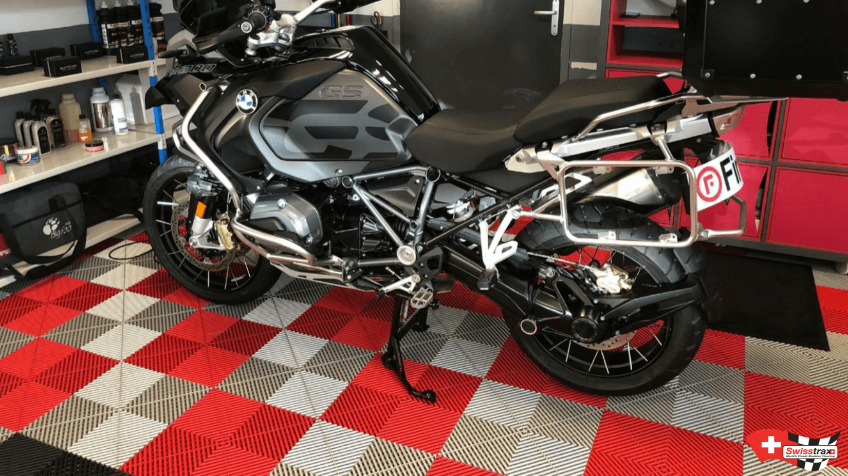 Bodenplatten für Ihre Motorradgarage » SWISSTRAX