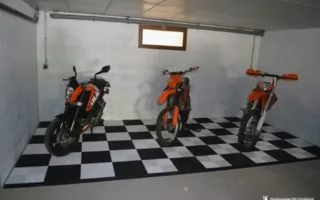 Motorrad karierter Garagenboden