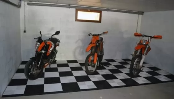 Motorrad karierter Garagenboden
