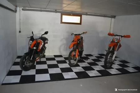 Motorrad karierter Garagenboden