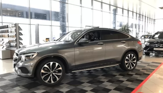boden-showroom-automobil